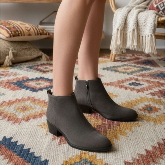 NIB Kenneth Cole suede ankle boots 8 - Picture 1 of 10